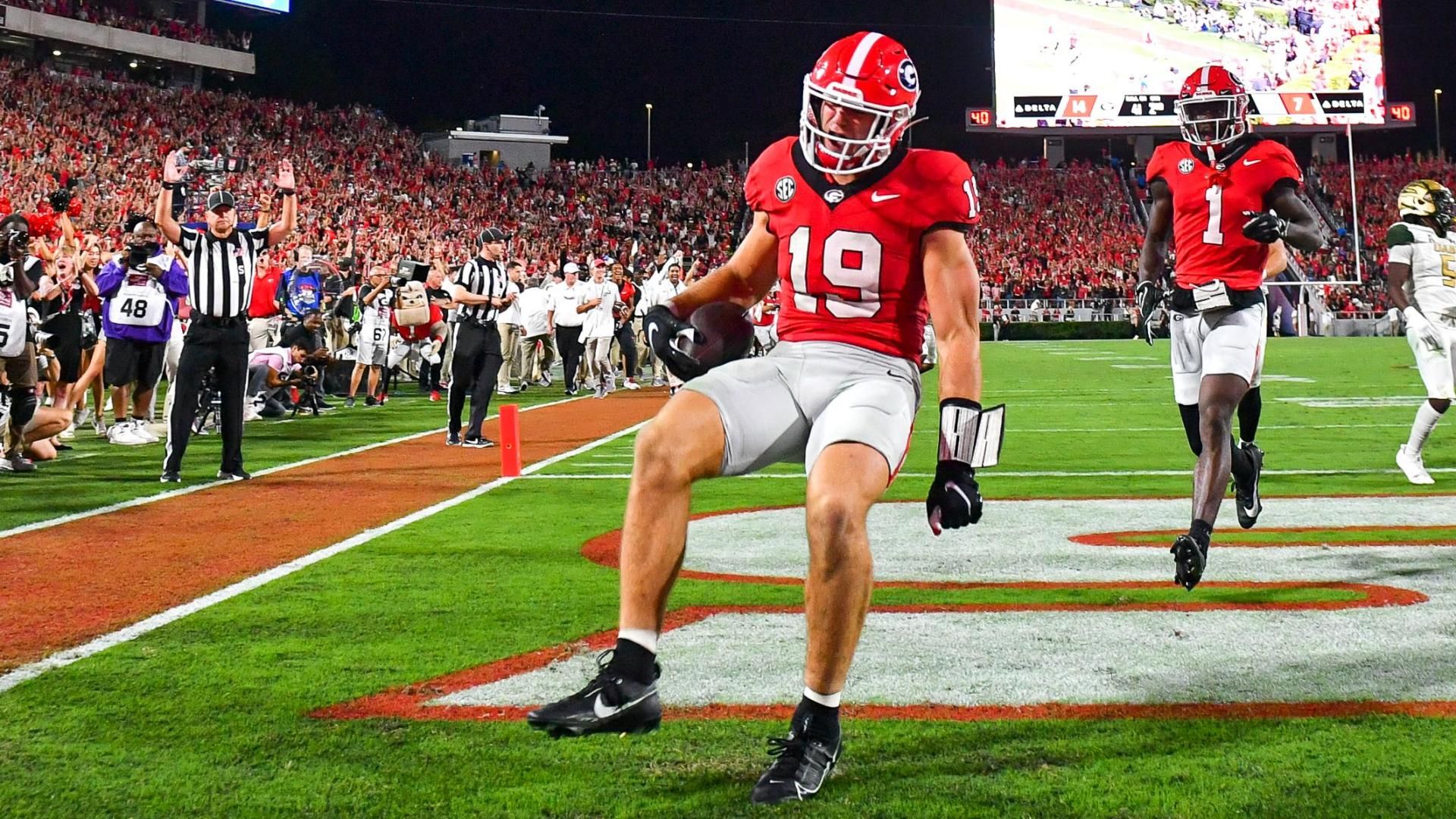 Brock Bowers hauls in acrobatic catch for TD - ESPN Video