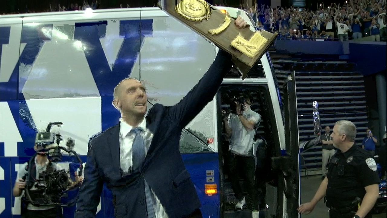 Kentucky Fans Give Rousing Ovation To New Coach Mark Pope ESPN Video kentucky-fans-give-rousing-ovation-to-new-coach-mark-pope-espn-video
