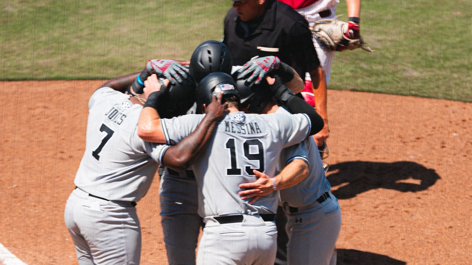South Carolina wins battle of the bats vs. Alabama in SEC tourney ...