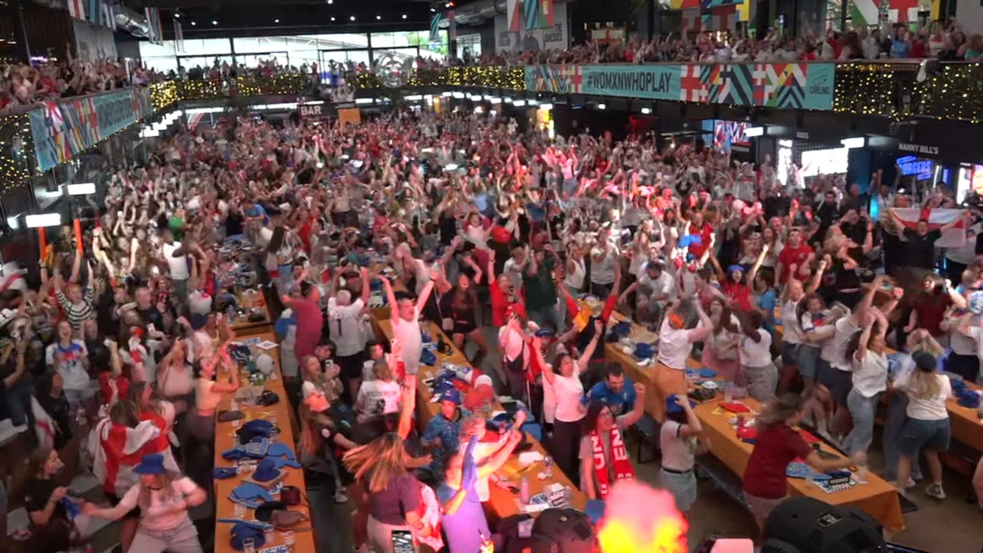 Inglaterra Campeona Euro 2025: Kelly y la Maldición Española 3 0:49Los aficionados ingleses enloquecen cuando las Lionesses ganan la Eurocopa 2025 en los penaltis, los aficionados ingleses en Boxpark, Wembley celebran el penalti ganador de Chloe Kelly contra España.