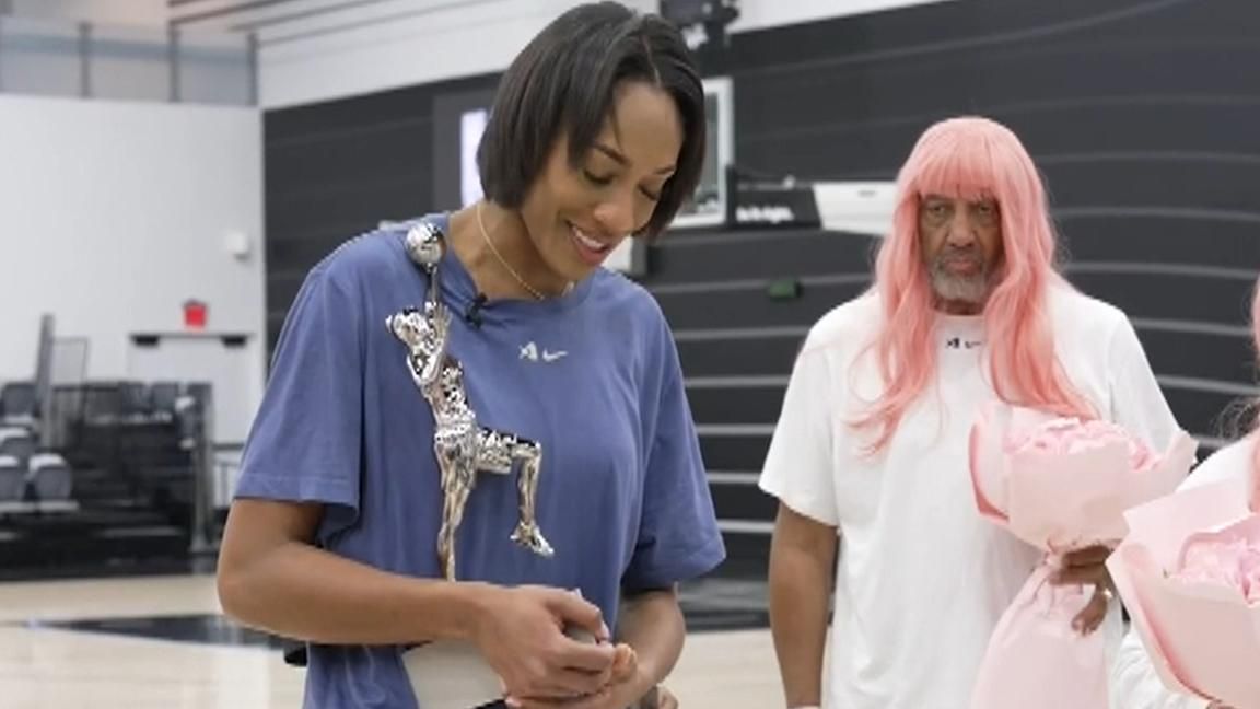 A'ja Wilson recibiendo el premio MVP