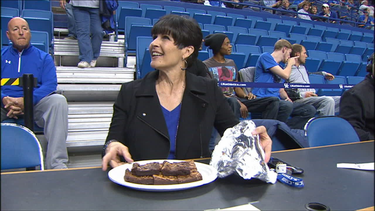 Kentucky players deliver Ellen Calipari brownies for her birthday