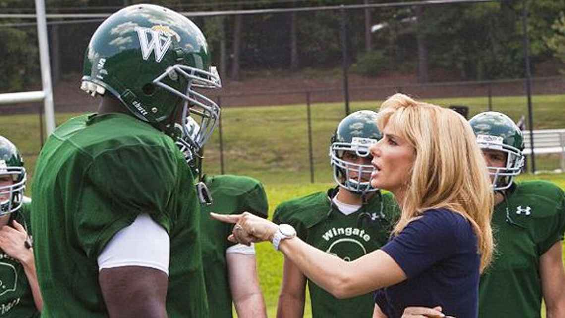 Quinton Aaron y Sandra Bullock en una escena de la película `The Blind Side` de 2009.