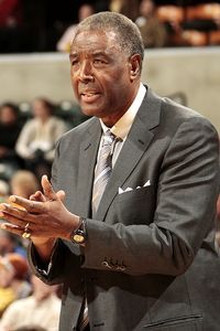 Charlotte Bobcats make Paul Silas full-time coach, extend contract