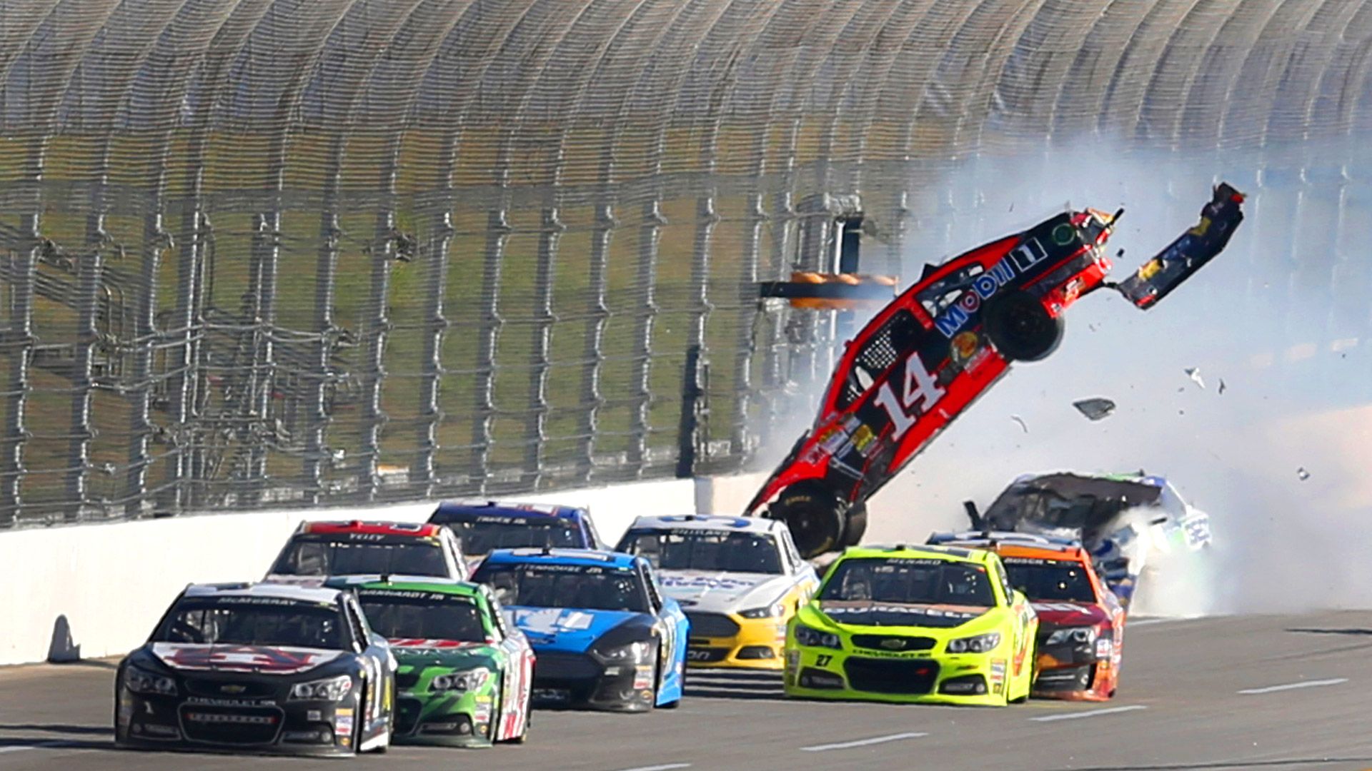 Гонки машинок видео. NASCAR 2013 crash. Гонки на машинах. Машины для гонок. Великобританские машины гоночные.