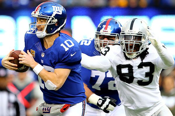 Photo: Green Bay Packers Clay Matthews hits New York Giants Eli