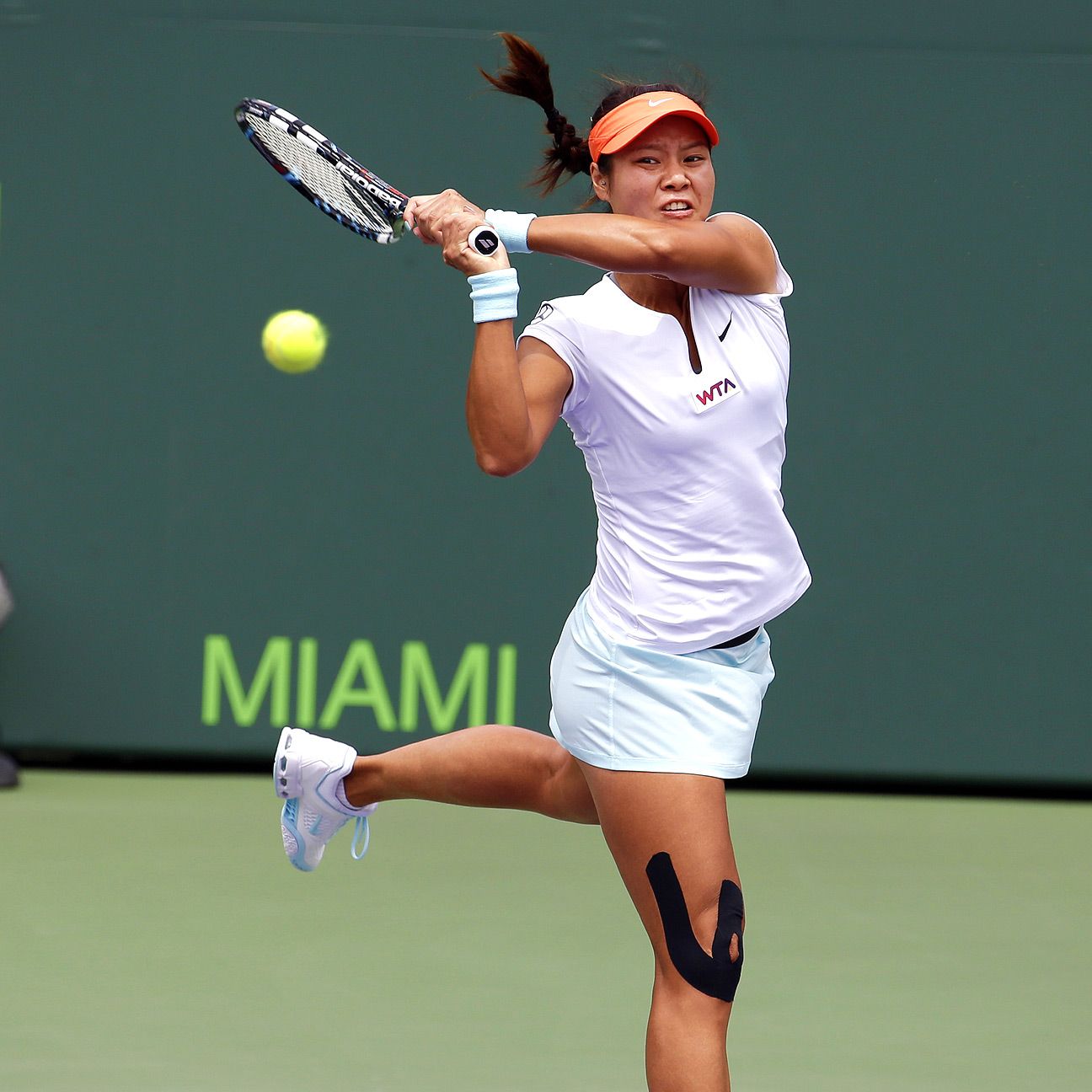 Li Na retires from professional tennis, citing recurring knee problem