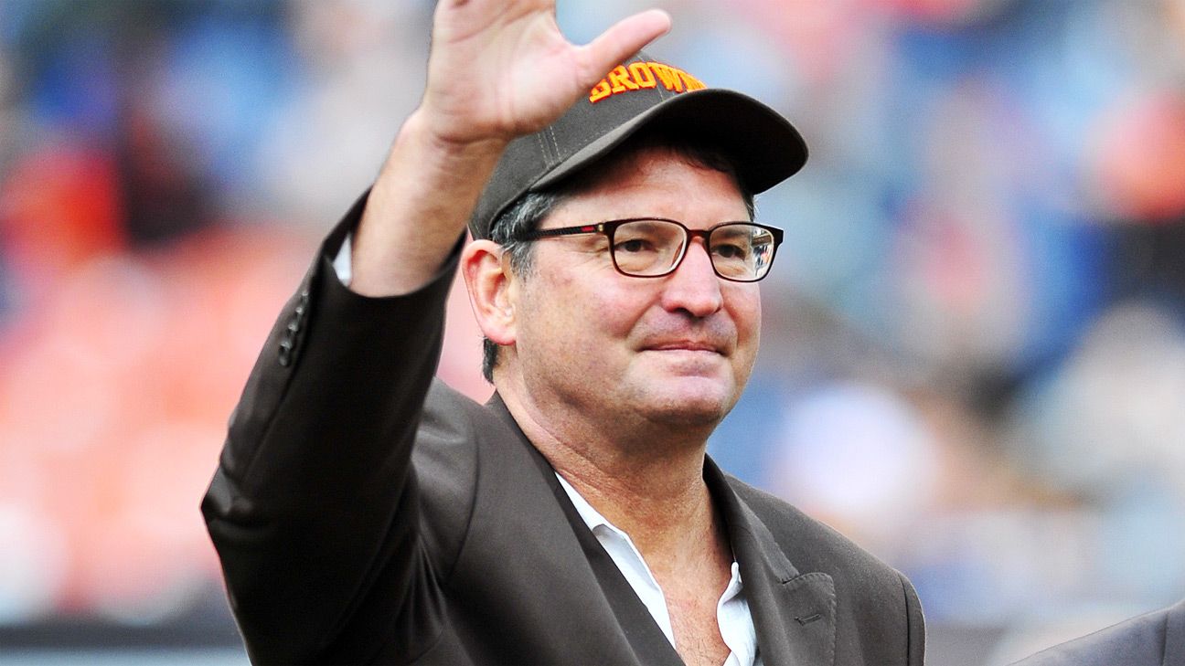 Cleveland Browns all-time great quarterback Bernie Kosar breaks a News  Photo - Getty Images