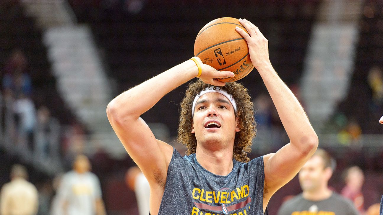 Anderson Varejao returns to Cleveland Cavaliers on 10-day deal