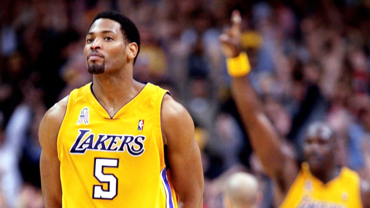 Robert Horry tells a story of how the 1999-2000 Lakers bonded