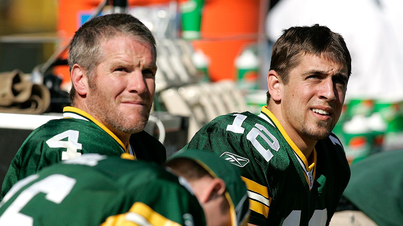 Aaron Rodgers and Brett Favre sitting on bench