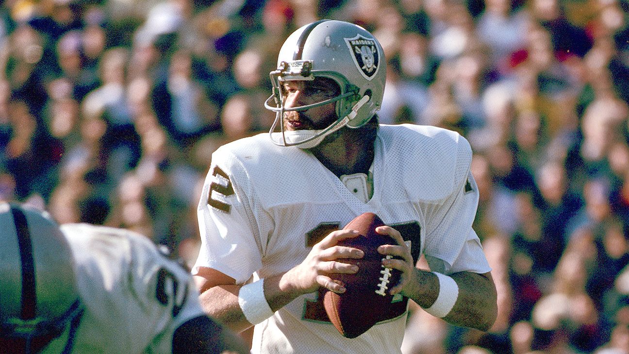 Former Oakland Raiders and Houston Oilers quarterback Ken Stabler agreed to  play for the New Orleans Saints, speaking at Vero Beach, Fla., Aug. 24,  1982. Stabler will begin practicing Wednesday and hopes