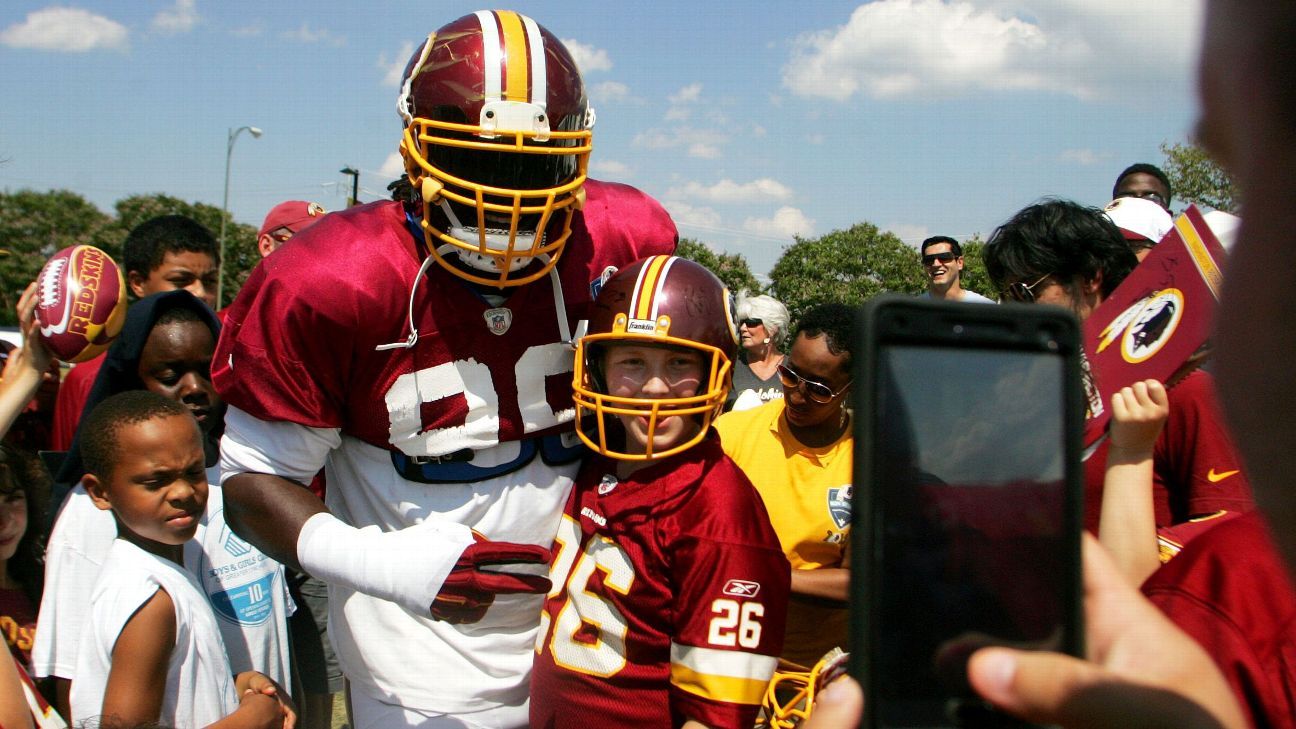 Washington's Ricky Jean Francois shares photo with Michelle Obama