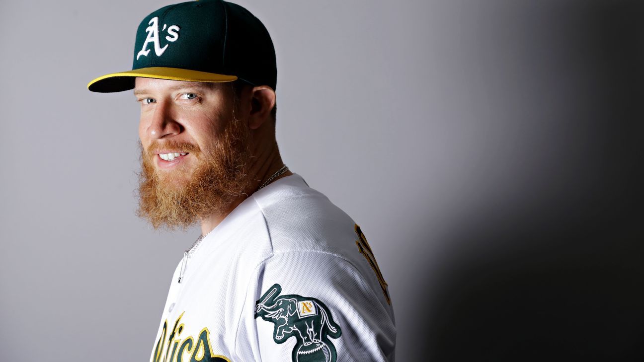 A's Closer Buys Girlfriend a Darth Vader Outfit for 'Force Awakens