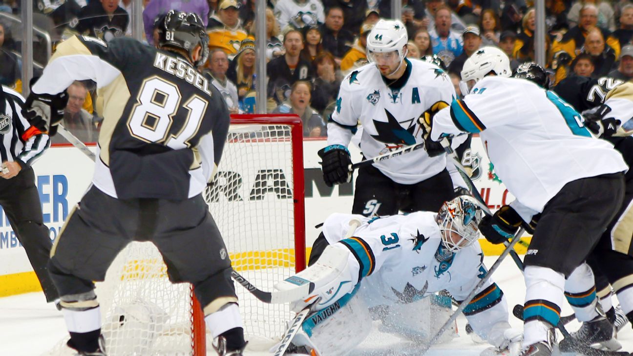 Logan Couture of the San Jose Sharks pursies Drew Doughty of the Los  News Photo - Getty Images