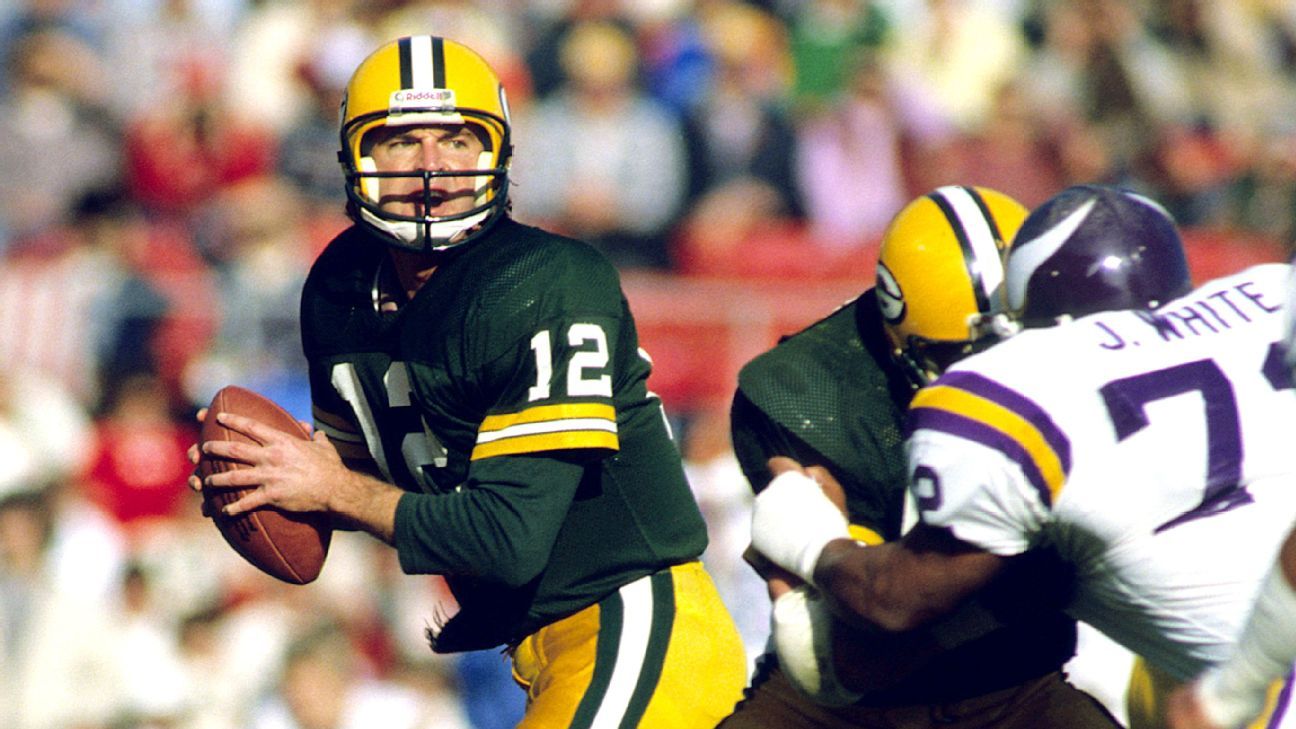 Memorable Moments: QB Lynn Dickey leads Packers to overtime