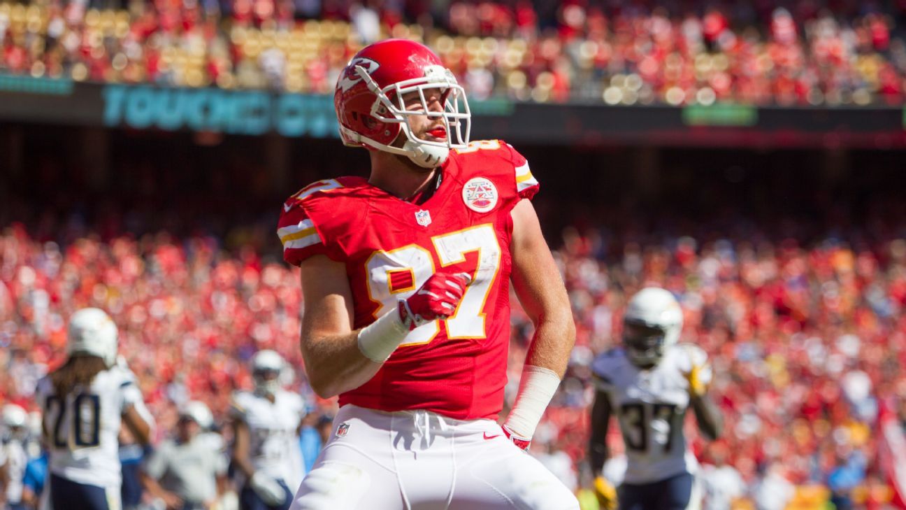 Chiefs' Travis Kelce makes tight end history in win over Chargers