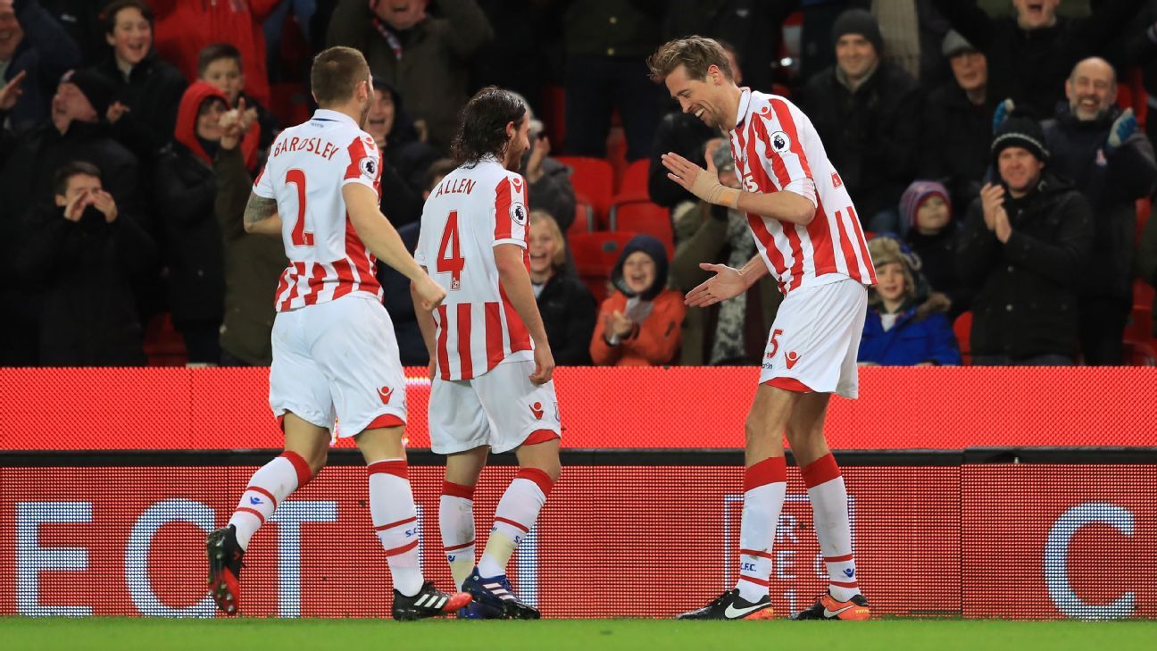 billet inaktive Illusion Peter Crouch robot dance 'a bit rusty' after scoring 100th goal - Hughes