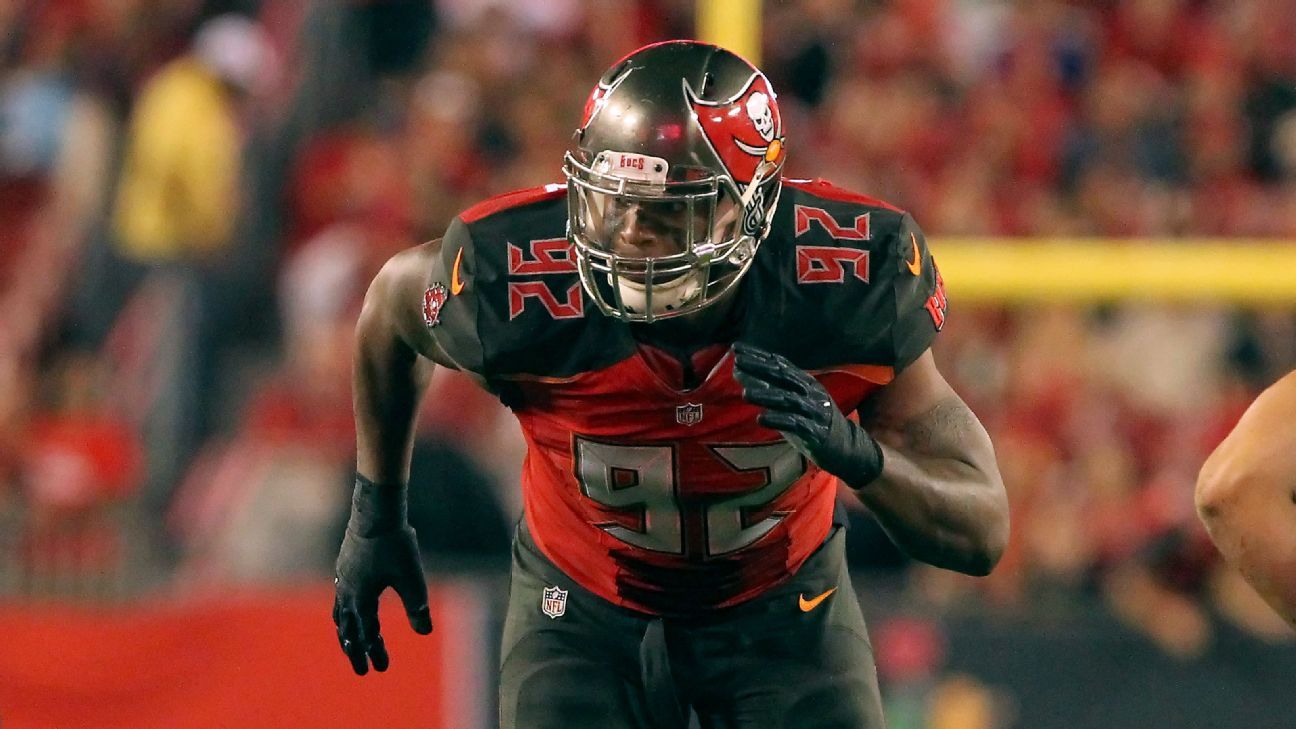 Bucs' Gholston carted off field with neck injury