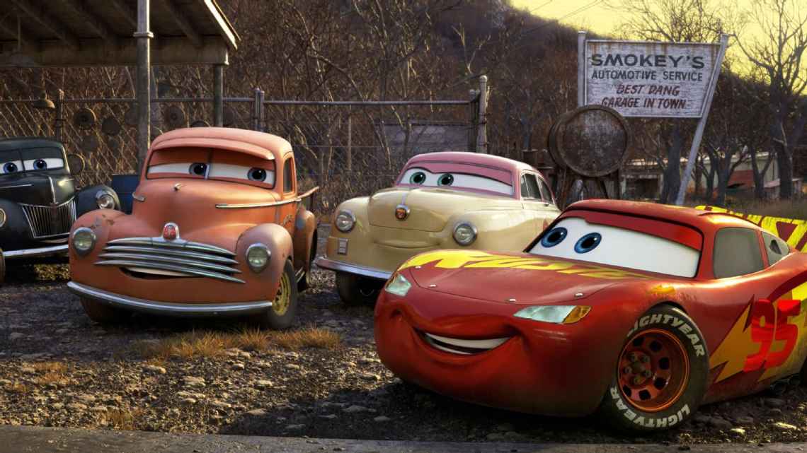 Rayo McQueen junto a los personajes que representan las raíces de las carreras de stock car.