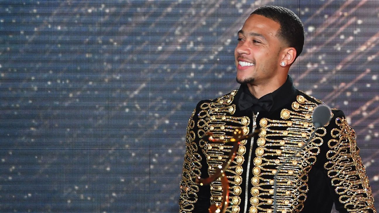 Lyon's Memphis Depay dresses like a king for Ligue 1 football awards