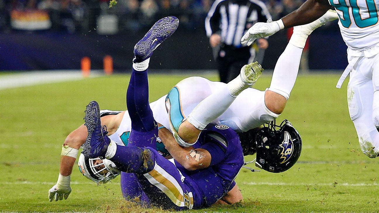 Ravens lose Flacco, beat Dolphins 40-0 behind defense