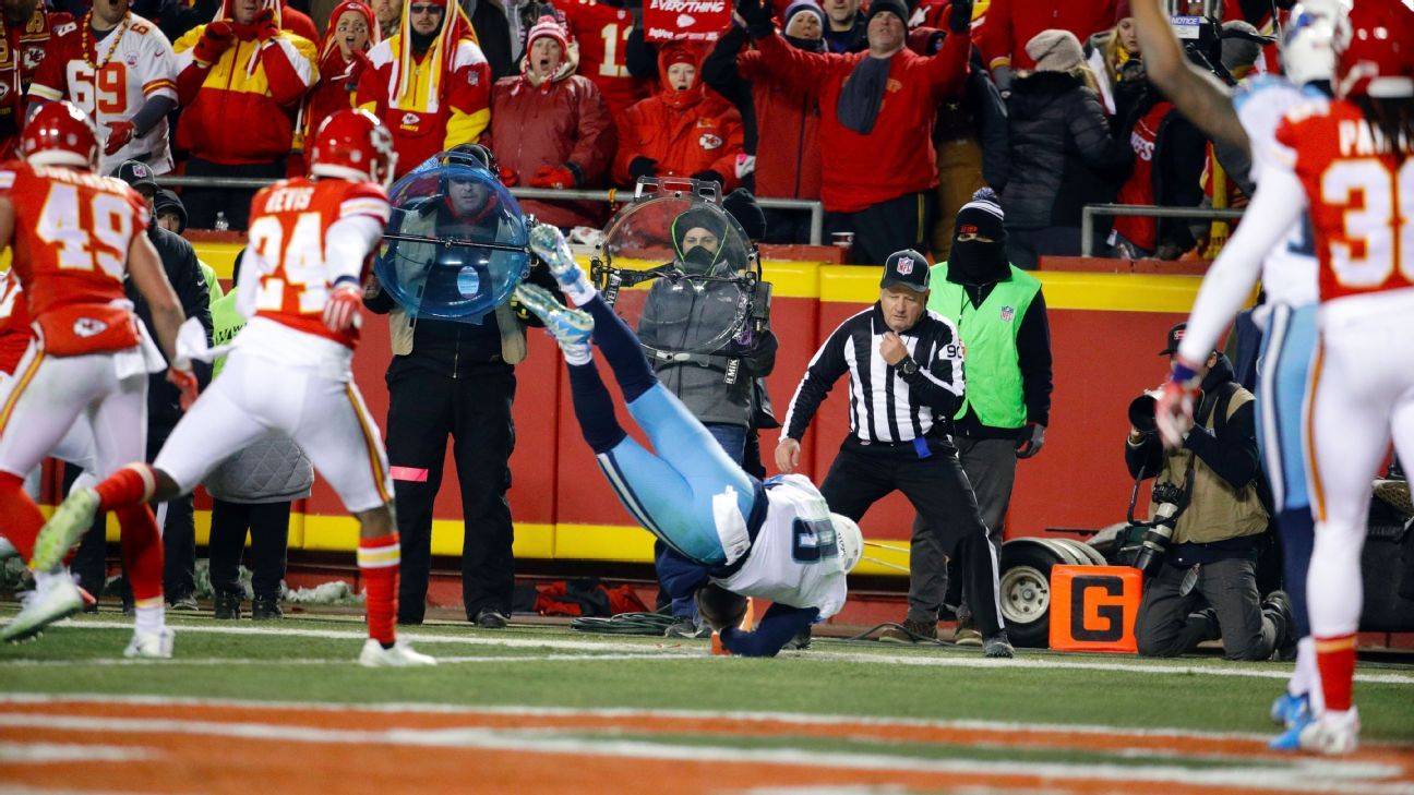 QB Marcus Mariota of Tennessee Titans throws first career postseason TD