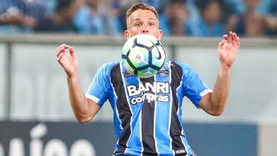 A jornal catalão, Felipão rasga elogios a Arthur e o vê perfeito para o Barça: Se parece com Iniesta