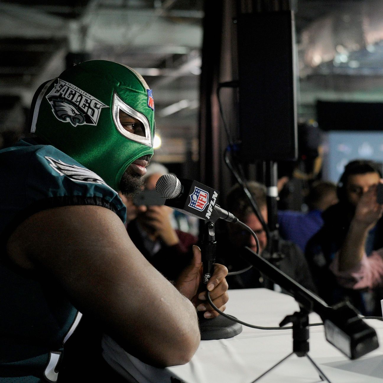 Fletcher Cox se enmascara ante la prensa