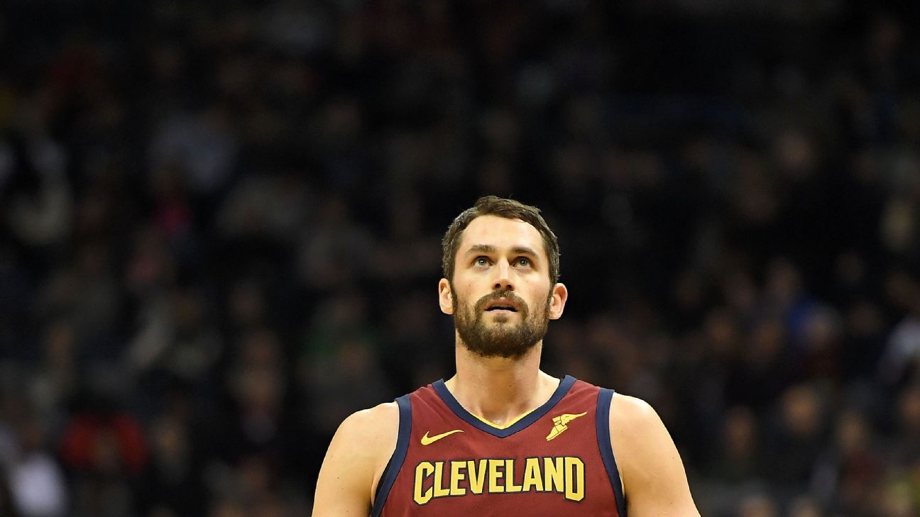 Kevin Love sofre falta dura, desloca ombro e deixa jogo dos Cavaliers - ESPN