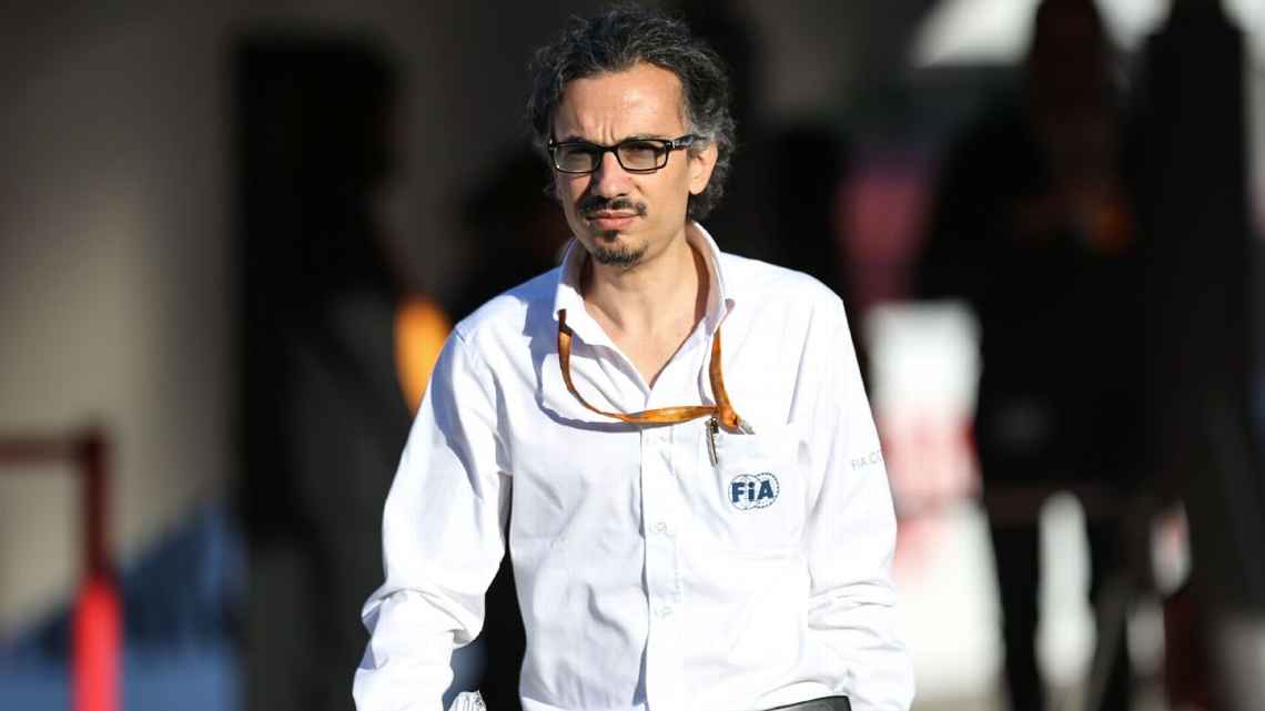 Laurent Mekies trabajando para la FIA