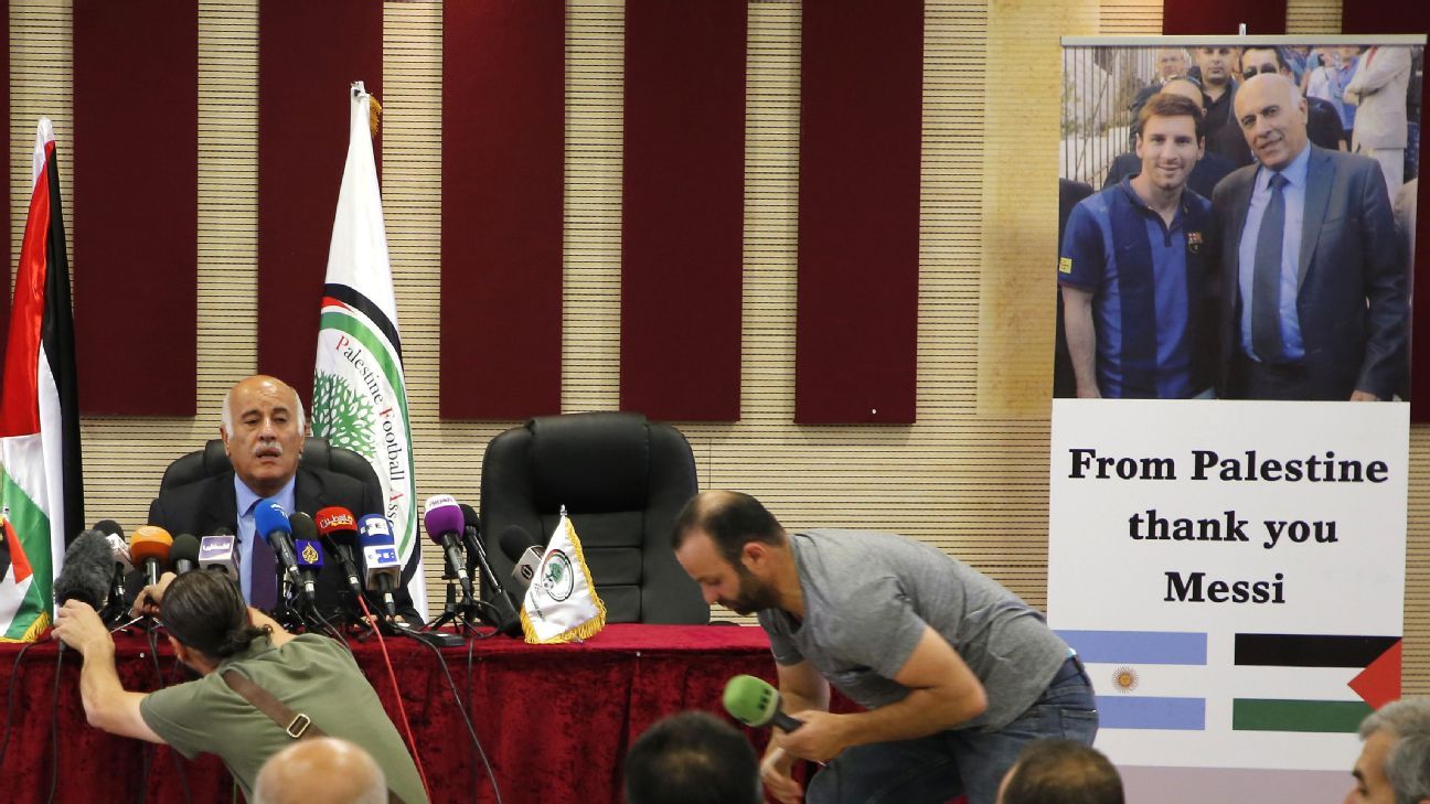 Messi world cup penalty обнимает. Месси палестина. Free palestine месси. Месси еврей. Месси гиф.