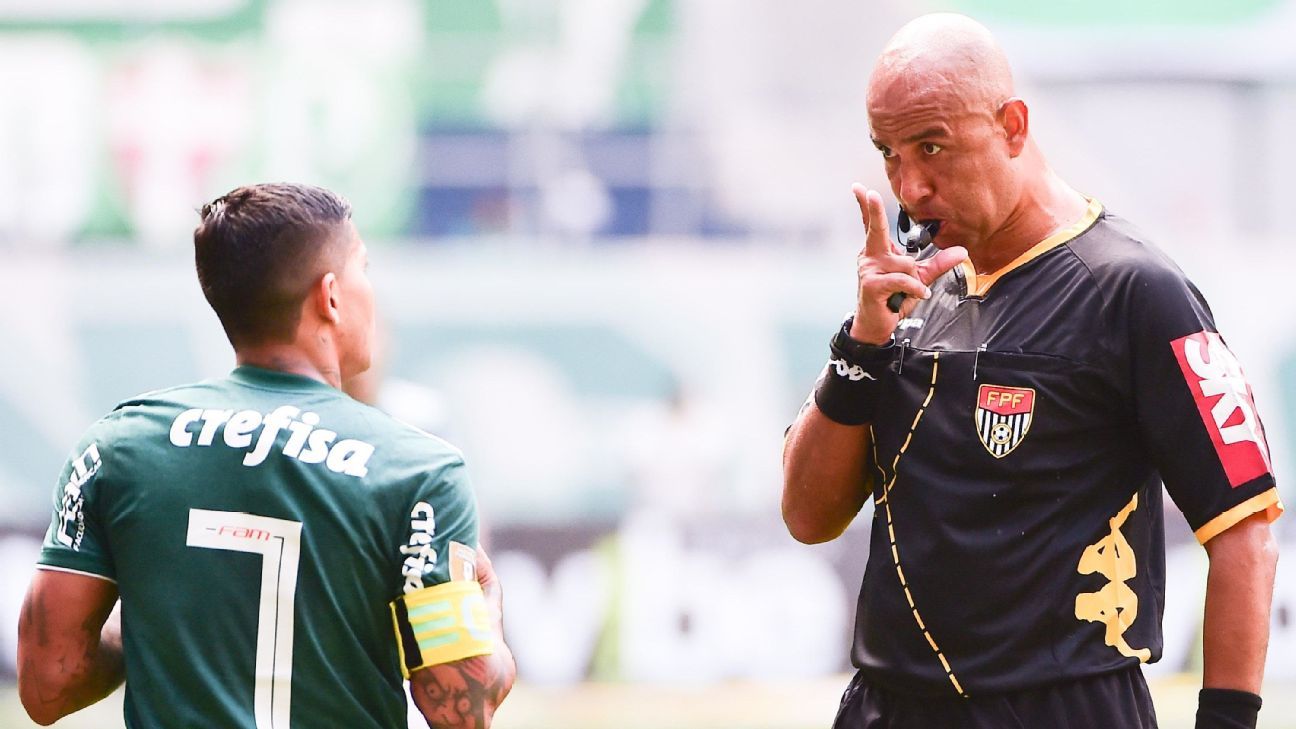 Ralf e Dudu dividem na área em lance que originou polêmica na final do  Paulista; veja fotos do lance - 09/05/2018 - Classico Corinthians Palmeiras  - Fotografia - Folha de S.Paulo