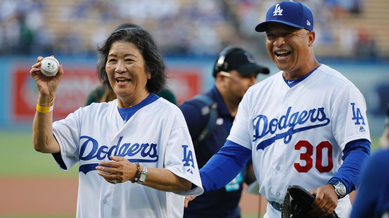 Mamá de Dave Roberts lanza la primera bola en Noche de Japón - ESPN