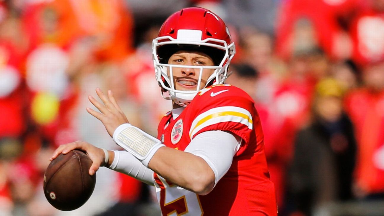 Mahomes throws 2 TD passes as Chiefs beat Cardinals 26-14