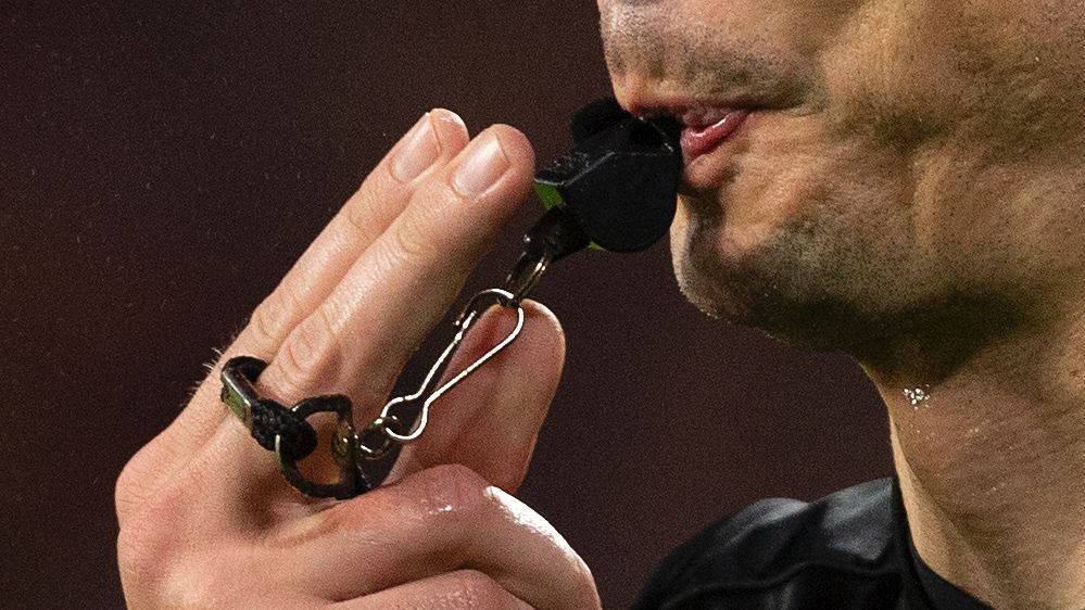 A importância de preservar a arbitragem no futebol: um desafio essencial.