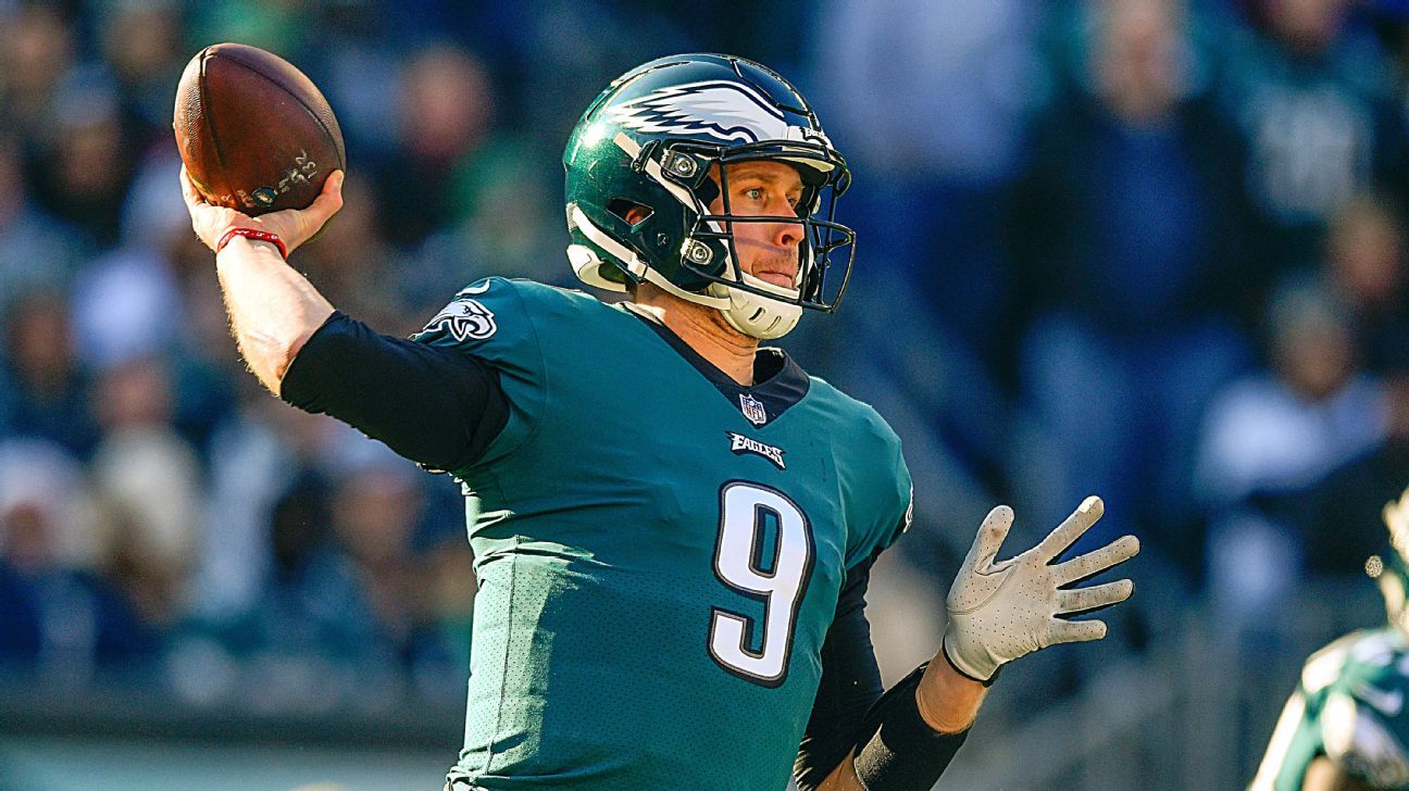 Nick Foles Keeps the Eagles' Playoff Hopes Alive - The New York Times