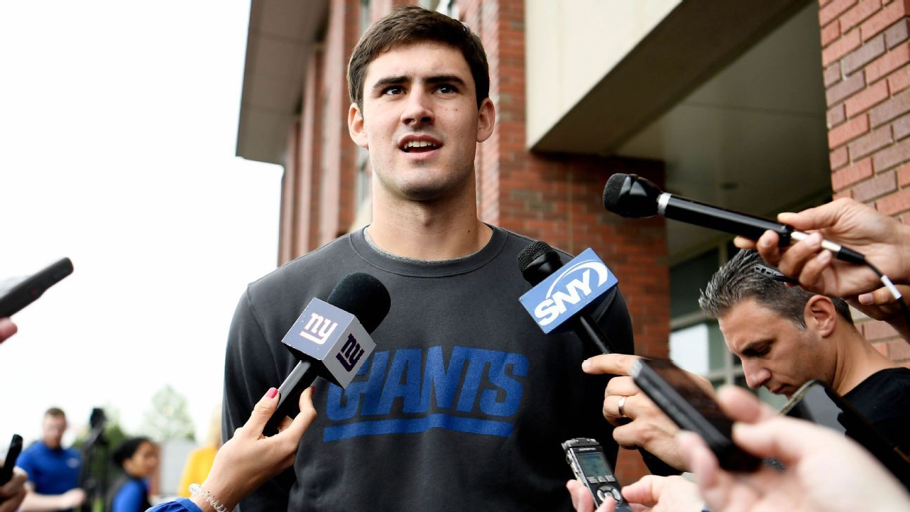 Locker Room Photo Of Daniel Jones, Eli Manning Going Viral - The