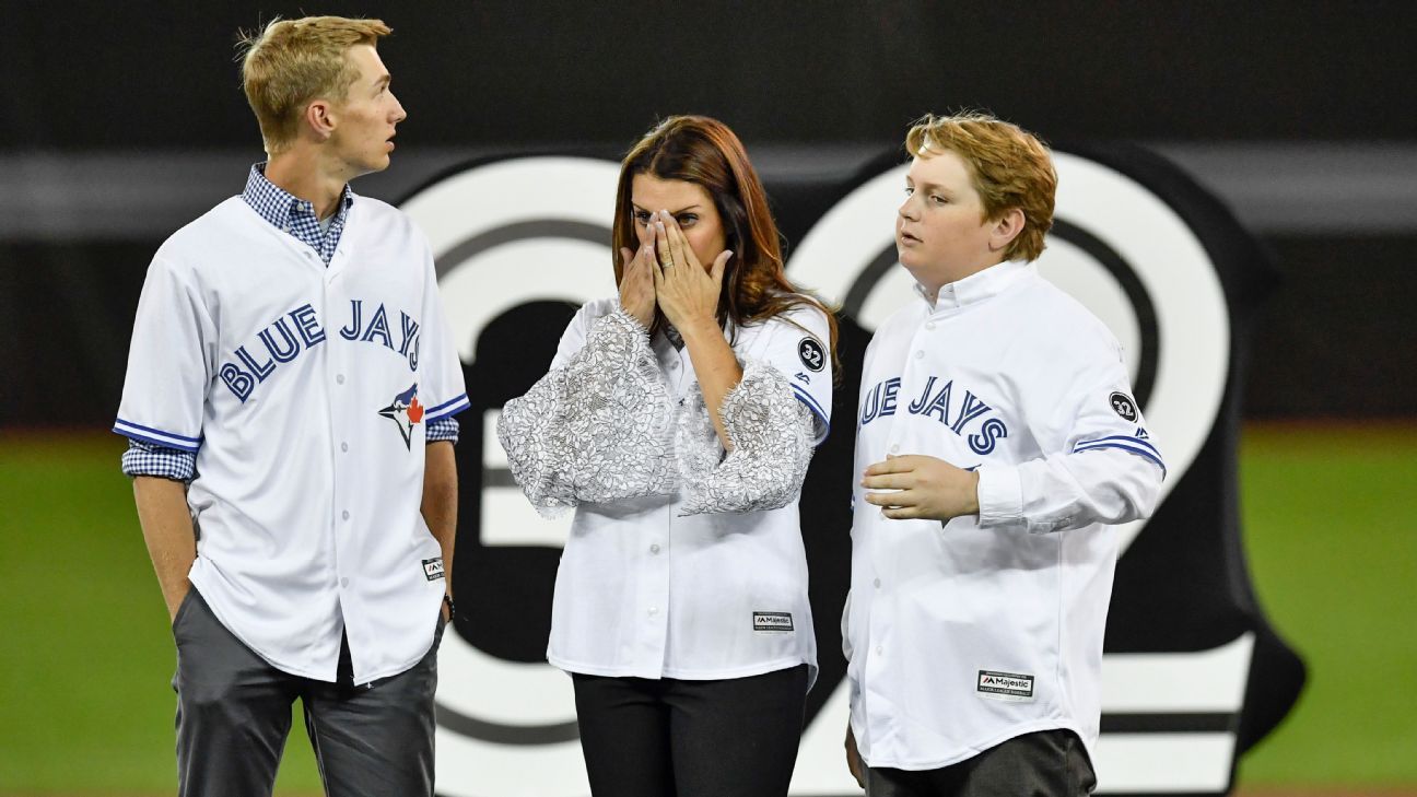 Blue Jays retire Roy Halladay's No. 32 before Opening Day game vs