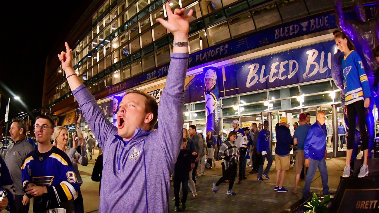 St. Louis Blues superfan Jon Hamm chugs beer, takes photo with Stanley Cup