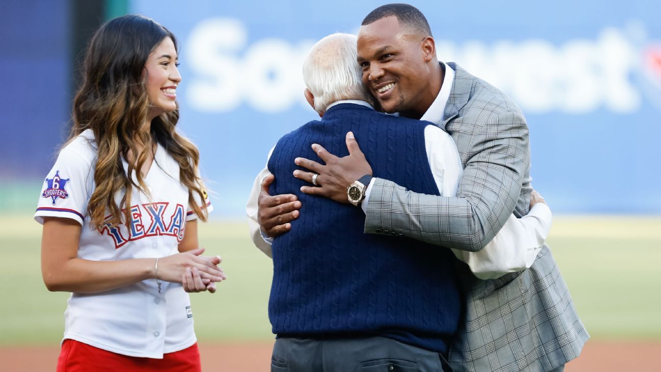 Pudge's No. 7: Rangers retire Hall of Fame catcher's jersey