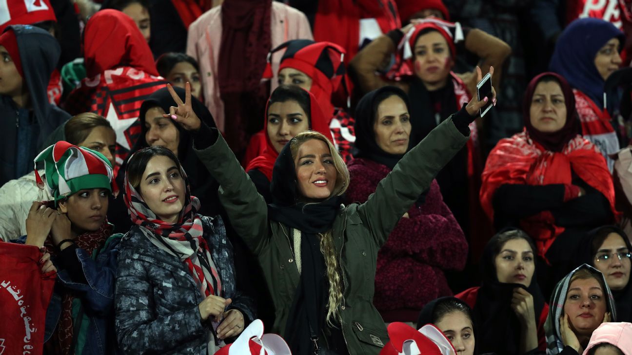 Mulheres poderão assistir a jogos de futebol masculino no Irã - SWI