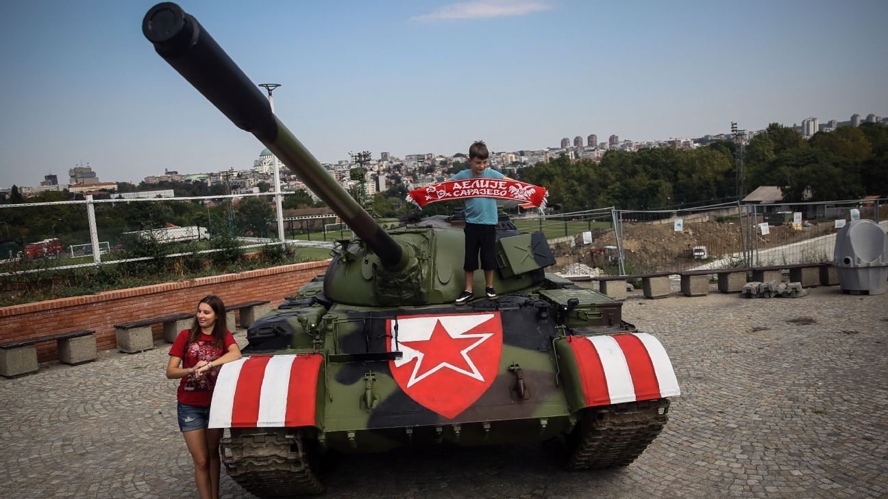 Estrela Vermelha x Radnicki Muita pirotecnia na torcida do Estrela