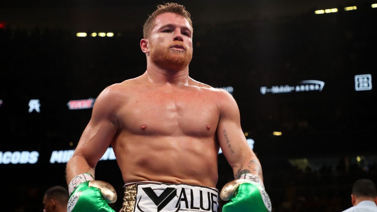 Canelo Álvarez vence a su rival por puntos en combate de boxeo en México