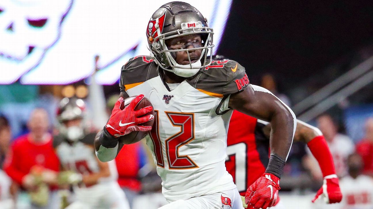 Buccaneers WR Chris Godwin is using a Riddell Axiom with an AXIOM-2B-Ti  facemask, clear open visor and a SportStar Victory chinstrap paired…