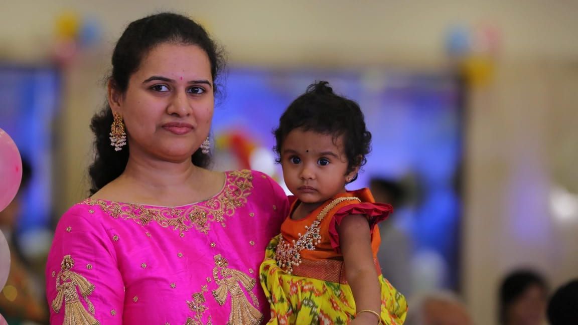 Koneru Humpy junto a su hija Ahana.