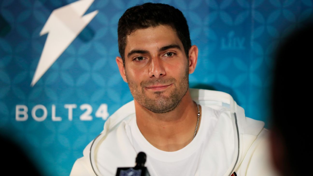 Tom Brady caught on camera giving cheeky message to Jimmy Garoppolo before  Raiders debut - Mirror Online