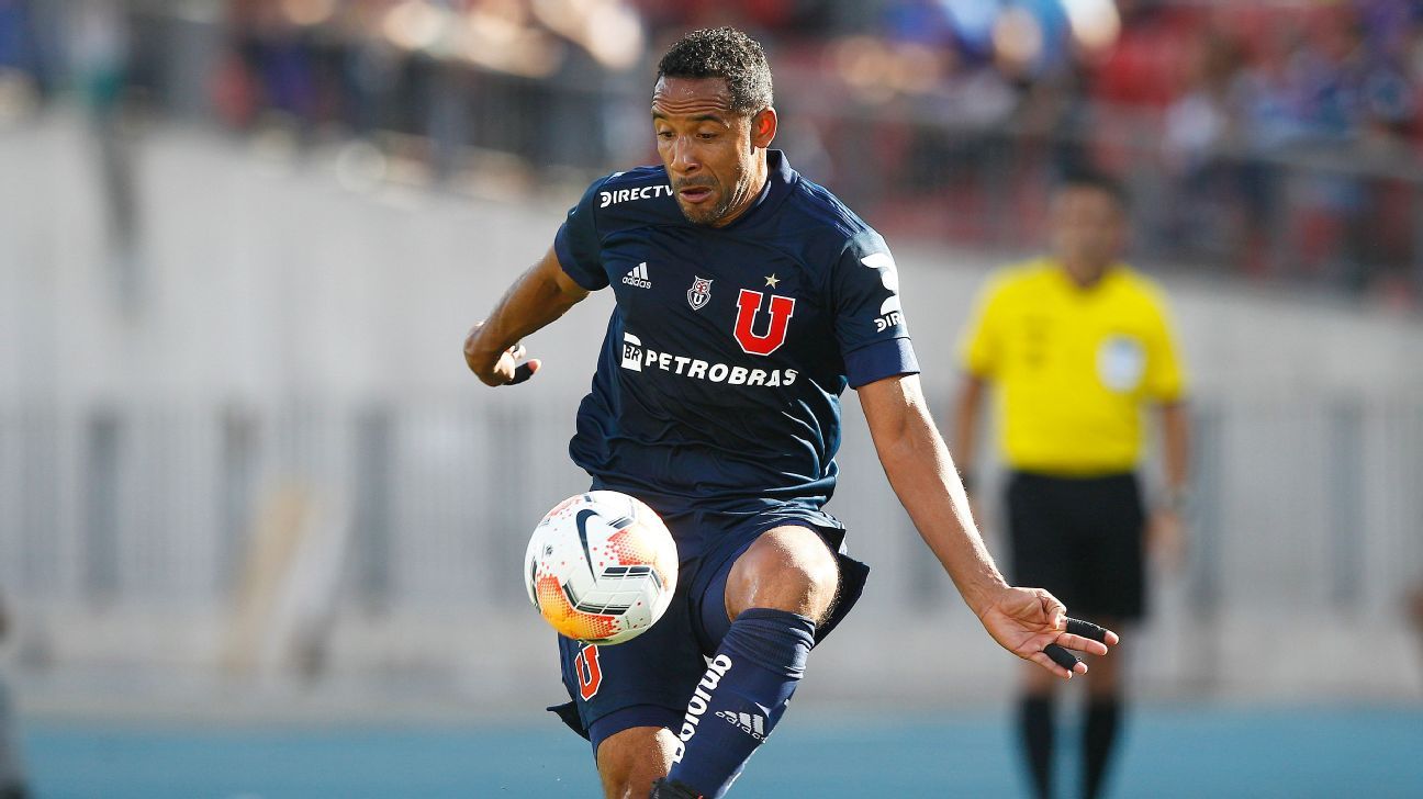 Beausejour, uno de los integrantes del selecto grupo que jugó en U. de