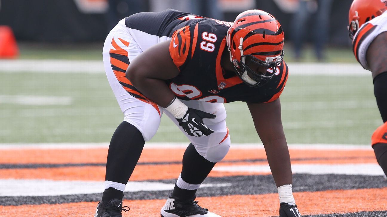 Cleveland Browns defensive tackle Andrew Billings warms up before