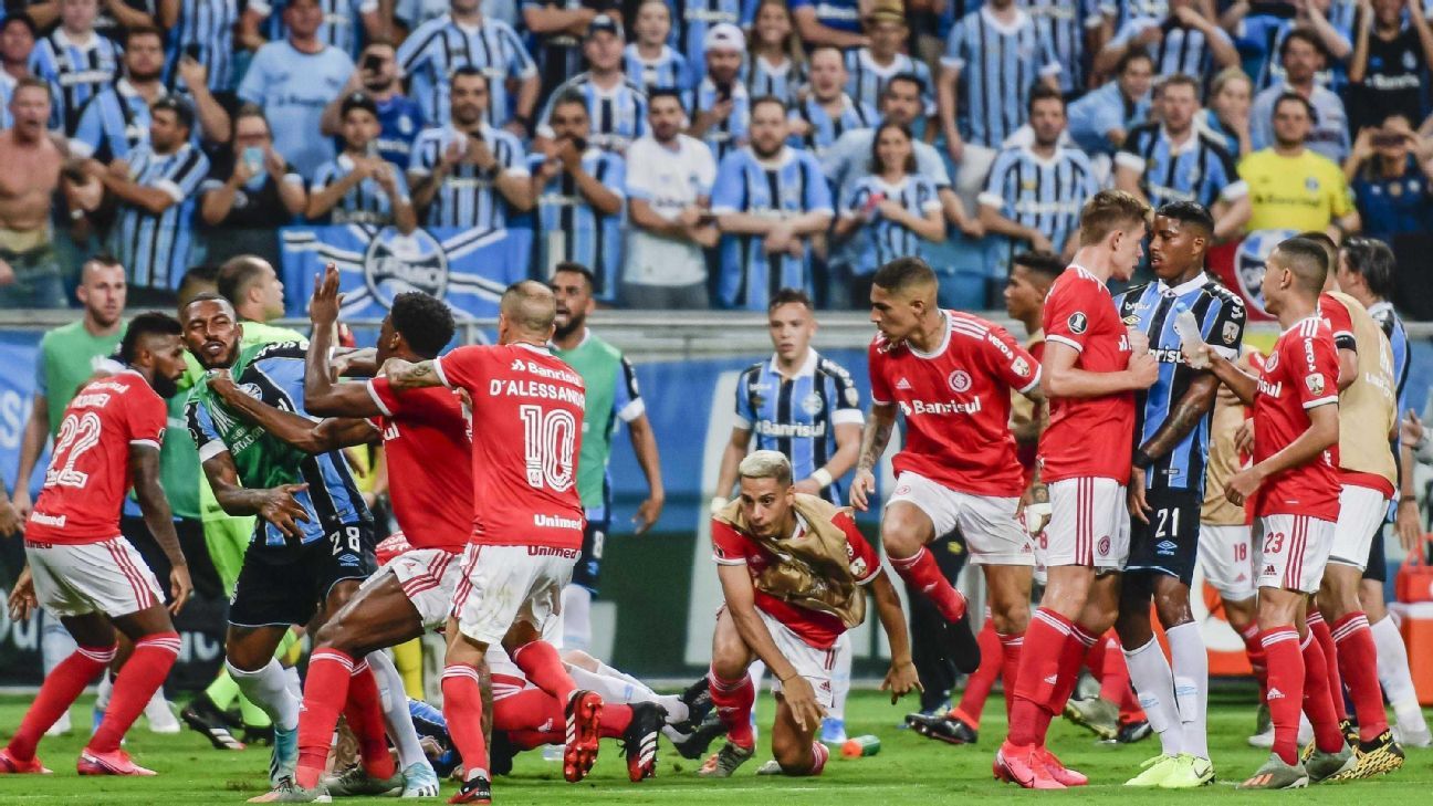 Em jogo marcado por confusão e expulsões, Grêmio bate o Avenida
